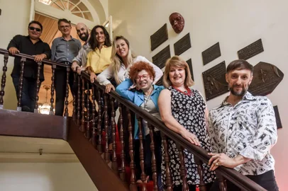 Equipe da Operita Violoncello, composta e regida por Arthur Barbosa (primeiro à esquerda na foto).<!-- NICAID(14832681) -->