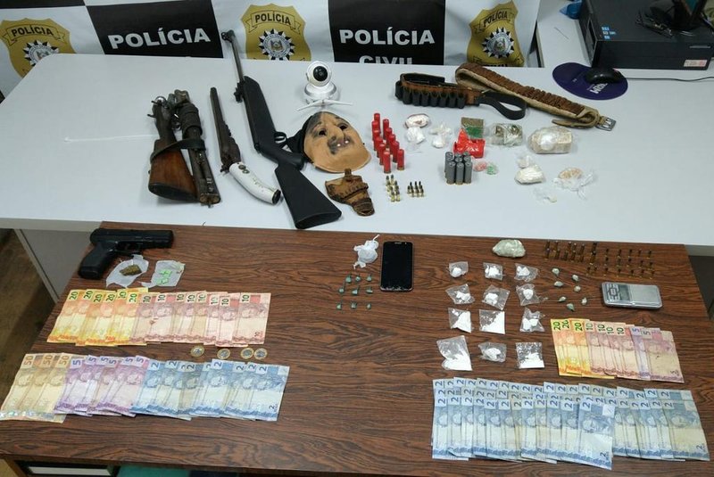 Apreensão de drogas, armas e dinheiro em operação da Polícia Civil em Bom Jesus nesta terça-feira, 13 de julho. Três pessoas foram detidas<!-- NICAID(14833767) -->