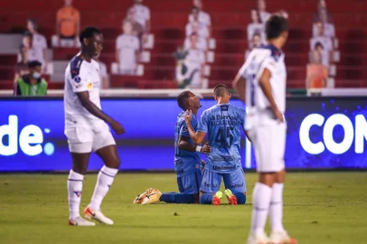 Gremio x LDURS - FUTEBOL/CONMEBOL SULAMERICANA 2021 /GREMIO X LDU - ESPORTES - Lance da partida entre Gremio e LDU disputada na noite desta Terca-feira, no estÃ¡dio Rodrigo Paz Delgado, valida pelas oitavas de final da Copa Sulamericana 2021. FOTO: LUCAS UEBEL/Grêmio/ DivulgaçãoEditoria: SPOIndexador: Lucas UebelSecao: futebolFonte: Gremio.netFotógrafo: Gremio x LDU<!-- NICAID(14833935) -->