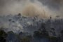 Nesta foto de arquivo tirada em 27 de agosto de 2019, fumaça sobe de incêndios florestais em Altamira, Pará, Brasil, na bacia amazônica. O desmatamento na Amazônia brasileira registrou um registro semestral de 3.070 km2 entre janeiro e junho de 2020, segundo dados oficiais que aumentam a pressão do presidente brasileiro Jair Bolsonaro para abandonar seus projetos de abertura econômica da maior floresta tropical do planeta.<!-- NICAID(14543192) -->