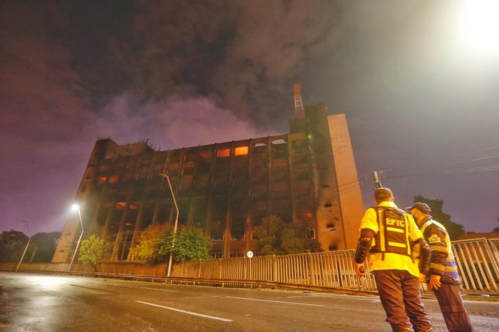 Fogo destruiu grande parte do prédio