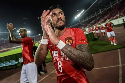 Paulinho of Chinas Guangzhou Evergrande leaves the pitch after their AFC Champions League semi-final football match with Japans Urawa Red Diamonds in Guangzhou in Chinas southern Guangdong province on October 23, 2019. (Photo by STR / AFP) / China OUTEditoria: SPOLocal: GuangzhouIndexador: STRSecao: soccerFonte: AFPFotógrafo: STR<!-- NICAID(14836172) -->