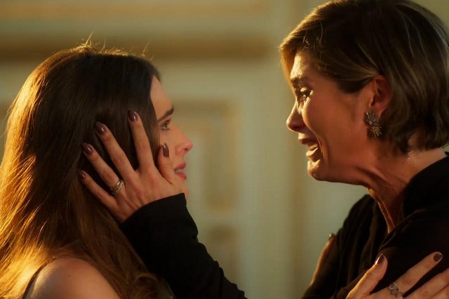 Luna (Juliana Paiva) conta para Helena (Flávia Alessandra) que é sua filha<!-- NICAID(14835756) -->