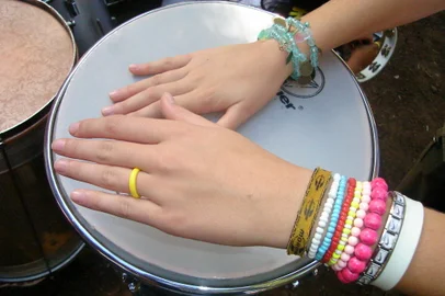 *** 04/06-lauro- oficina percussao ***Oficina de Percussão com meninas.<!-- NICAID(1231416) -->