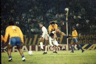 Jogo-treino da Seleção Brasileira de Futebol, no Estádio Beira-Rio, em julho de 1991.As partidas foram realizadas contra alguns times Gaúchos.Preparação para a Copa América.Técnico: Paulo Roberto Falcão.-#ENVELOPE: 105470<!-- NICAID(14827674) -->