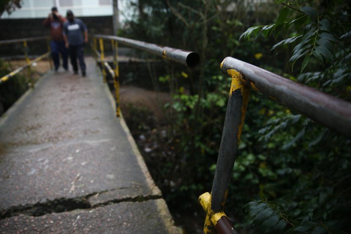 Moradores tem receio de utilizar a passagem