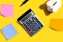 Calculator with a piggy bankCalculator with a piggy bank - flat lay. PHOTO: Tierney / stock.adobe.comFonte: 385998397<!-- NICAID(14834208) -->