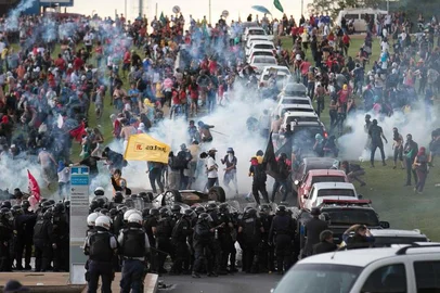 Protestos de caminhoneiros e estudantes na EsplanadaBrasília - Manifestantes entram em confronto com a polícia em frente ao Congresso Nacional (Fabio Rodrigues Pozzebom/Agência Brasil)Local: BrasiliaIndexador: Fabio Rodrigues Pozzebom/AgÃªnciFonte: Fotografia da AgÃªncia BrasilFotógrafo: Reporter Fotografico