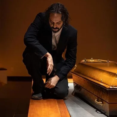 Gabriel O Pensador em cena do clipe de Patriota Comunista, nova música do artista.<!-- NICAID(14840874) -->