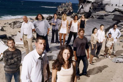 #PÁGINA:06Série LostFRONT ROW: DOMINIC MONAGHAN, MATTHEW FOX, EVANGELINE LILLYMIDDLE ROW: JOSH HOLLOWAY, YUNJIN KIM, DANIEL DAE KIM, MALCOLM DAVID KELLEY, HAROLD PERRINEAUBACK ROW: TERRY OQUINN, JORGE GARCIA, IAN SOMERHALDER, MAGGIE GRACE, NAVEEN ANDREWS, EMILIE DE RAVIN100890_0002 -- LOST - From J.J. Abrams, the creator of ÚAlias,Ó and Damon Lindelof (ÚCrossing JordanÓ) comes an action-packed adventure that will bring out the very best and the very worst in the people who are lost. Stripped of everything, the 48 survivors scavenge what they can from the plane for their survival. The band of friends, family, enemies and strangers must work together against the cruel weather and harsh terrain if they want to stay alive. But the island holds many secrets, including the intense howls of the mysterious creatures stalking the jungle, which fill them all with fear. ÚLostÓ stars Matthew Fox as Jack, Evangeline Lilly as Kate, Ian Somerhalder as Boone, Dominic Monaghan as Charlie, Jorge Garcia as Hurley, Maggie Grace as Shannon, Malcolm David Kelley as Walt, Naveen Andrews as Sayid, Harold Perrineau as Michael, Josh Holloway as Sawyer, Terry OÕQuinn as Locke, Daniel Dae Kim as Jin and Yunjin Kim as Sun. (ABC/REISIG & TAYLOR)FRONT ROW: DOMINIC MONAGHAN, MATTHEW FOX, EVANGELINE LILLYMIDDLE ROW: JOSH HOLLOWAY, YUNJIN KIM, DANIEL DAE KIM, MALCOLM DAVID KELLEY, HAROLD PERRINEAUBACK ROW: TERRY OQUINN, JORGE GARCIA, IAN SOMERHALDER, MAGGIE GRACE, NAVEEN ANDREWS, EMILIE DE RAVIN Fonte: Divulgação Fotógrafo: AXN/ABC/REISIG & TAYLOR<!-- NICAID(1755291) -->
