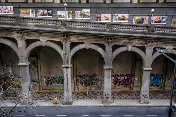 A galeria de artes sendo vista do outro lado do viaduto; local é alvo de pichações