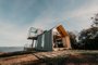 Feita para inspirar, cabana construída em Vila Cristina explora a tecnologia steel frame. Menor tempo de execução e mobilidade dos materiais em topografias mais íngremes são algumas das vantagens da técnica.<!-- NICAID(14838595) -->