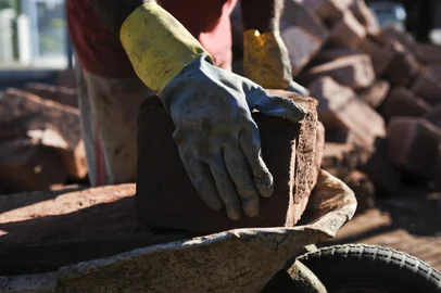 PORTO ALEGRE, RS, BRASIL, 22/09/2011, 15h11: O pedreiro João Carlos Pereira carrega carrinho com pedras em obra para a construção de uma residência no bairro Bom Jesus, em Porto Alegre. Neste período do ano, muitos proprietários também aproveitam para realizar reformas. Houve aumento nas vendas de materiais de construção em agosto em comparação ao mesmo período do ano passado. (Foto: Mateus Bruxel / Diário Gaúcho)<!-- NICAID(7510872) -->