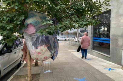 Morador de rua transforma árvore em guarda-roupa na Garibaldi com Vinte. Crédito: Juliana Bevilaqua.<!-- NICAID(14841130) -->