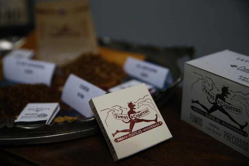Fotos da exposição dos cigarros Marca Diabo, na biblioteca pública do Estado. FOTO: Felix Zucco / Agência RBS<!-- NICAID(14845779) -->
