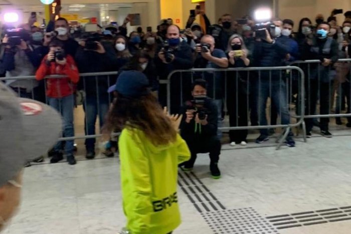 Rayssa Leal é recebida por fãs e dá volta de skate no aeroporto em retorno  ao Brasil | GZH