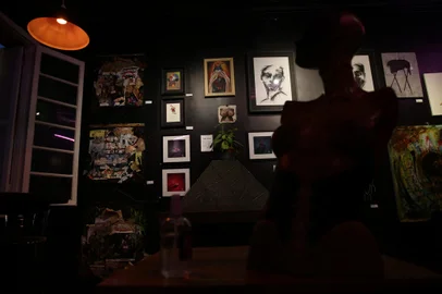 CAXIAS DO SUL, RS, BRASIL, 24/06/2021 - No bar Reffugio, ocorre até metade do mês que vem a exposição AnarcoQueer, que será abordada na matéria do Dia do Orgulho LGBTQ+. (Marcelo Casagrande/Agência RBS)<!-- NICAID(14817411) -->