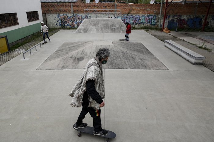 Padre Ceron, ao centro, também arrisca manobras na pista do centro social