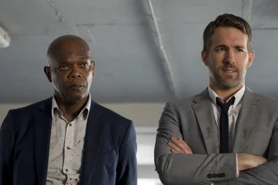 Ryan Reynolds e Samuel L. Jackson em cena de Dupla Explosiva 2<!-- NICAID(14845395) -->