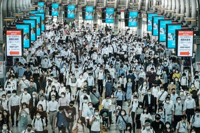 Commuters wear masks at a train station in Tokyo on July 28, 2021, a day after the city reported a record 2,848 new daily cases of Covid-19 coronavirus. (Photo by Yasuyoshi CHIBA / AFP)<!-- NICAID(14847933) -->