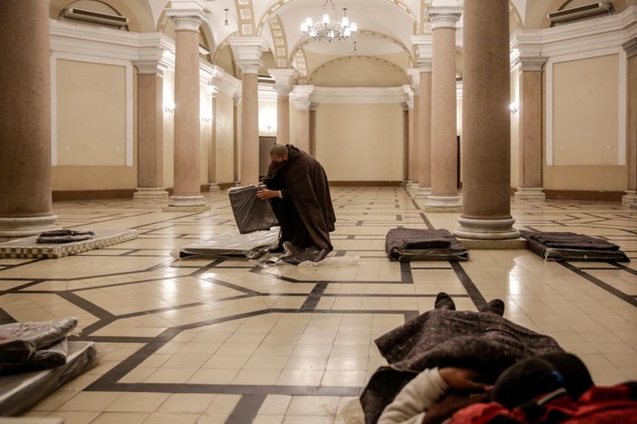 Catedral Metropolitana, no Centro de Porto Alegre, abriu as portas na noite desta quinta-feira para os moradores de rua