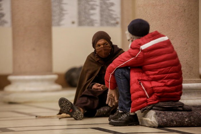 Catedral Metropolitana, no Centro de Porto Alegre, abriu as portas na noite desta quinta-feira para os moradores de rua