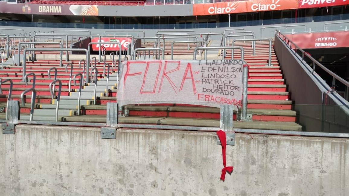 torcida do inter estende faixas de protesto dentro do beira rio gzh