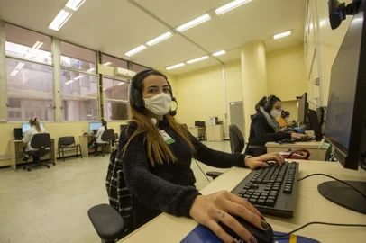 PORTO ALEGRE, RS, BRASIL - Teleatendimento cresce na pandemia e vira solução para atendimentos que deixaram de ser realizados, além do acompanhamento de pacientes em recuperação da Covid-19. Dra. Bárbara Rodrigues, médica residente.Indexador: Jeff Botega<!-- NICAID(14841537) -->