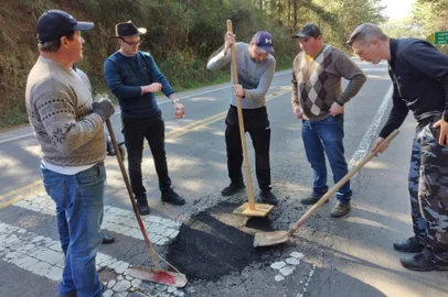 Veeradores de Caxias tapam buracos da Rota do Sol.<!-- NICAID(14849903) -->