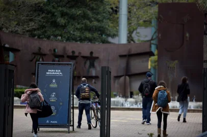 Volta às aulas na PUCRS.Foto: Jefferson Botega/Agência RBS<!-- NICAID(14851236) -->