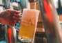 Dia Mundial da Cerveja: lugares que entregam a bebida gelada no conforto de casa