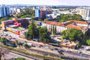 Vista aérea atual da Universidade La Salle, com a linha ferroviária na parte inferior da foto.<!-- NICAID(14854694) -->