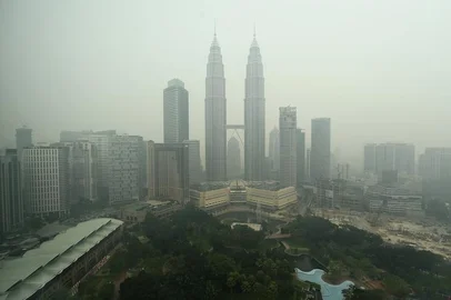 TOPSHOTSMalaysias iconic Petronas twin towers and Kuala Lumpurs skyline are shrouded in thick haze on October 21, 2015. Fires raging across huge areas of Indonesia are spewing more greenhouse gases into the atmosphere every day than the US economy, according to estimates from global environment watchdogs.   AFP PHOTO / MANAN VATSYAYANAEditoria: ENVLocal: Kuala LumpurIndexador: MANAN VATSYAYANASecao: Environmental pollutionFonte: AFPFotógrafo: STF