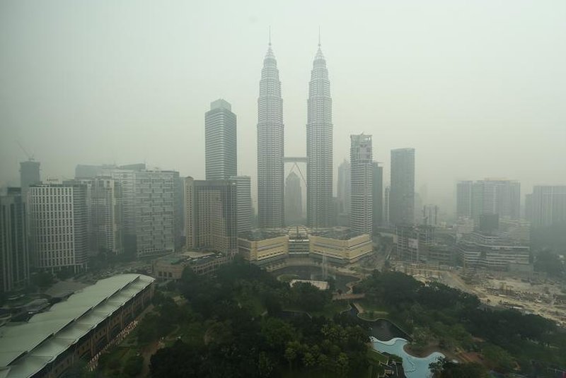 TOPSHOTSMalaysias iconic Petronas twin towers and Kuala Lumpurs skyline are shrouded in thick haze on October 21, 2015. Fires raging across huge areas of Indonesia are spewing more greenhouse gases into the atmosphere every day than the US economy, according to estimates from global environment watchdogs.   AFP PHOTO / MANAN VATSYAYANAEditoria: ENVLocal: Kuala LumpurIndexador: MANAN VATSYAYANASecao: Environmental pollutionFonte: AFPFotógrafo: STF