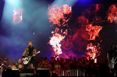 James Hetfield (L) and Robert Trujillo of Metallica perform on the second day of the Rock in Rio music festival in Rio de Janeiro, on September 19, 2015. AFP PHOTO/ TASSO MARCELOEditoria: ACELocal: Rio de JaneiroIndexador: TASSO MARCELOSecao: MusicFonte: AFPFotógrafo: STR