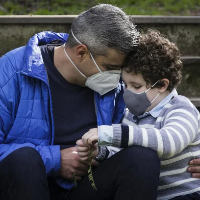 PORTO ALEGRE, RS, BRASIL, 05-08-2021: Davi de Lima Dresch, 6 anos, com o pai dele, Diego de Freitas Dresch, 40, numa praca na zona norte. O Diego e tecnico em enfermagem e fisioterapeuta no HPS. O filho e muito orgulhoso do pai porque ele salva muitas vidas. Durante a pandemia, Diego e a familia se afastaram dos demais parentes para evitar possivel contaminacao. Em marco deste ano, Diego perdeu o avo, referencia paterna, para a covid-19. Apesar de tudo, ele acredita que esse dia dos pais e de esperança, especialmente pelo nascimento do Gabriel, de dois meses, seu filho mais novo. (Foto: Mateus Bruxel / Agencia RBS)Indexador: Mateus Bruxel<!-- NICAID(14854983) -->
