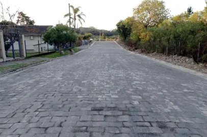 Projeto aprovado na Câmara determina que prefeitura divulgue fases de tramitação da pavimentação comunitária<!-- NICAID(14856223) -->
