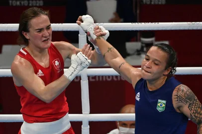 Irelands Kellie Anne Harrington (red) and Brazils Beatriz Ferreira celebrate after their womens light (57-60kg) boxing final bout during the Tokyo 2020 Olympic Games at the Kokugikan Arena in Tokyo on August 8, 2021. (Photo by Luis ROBAYO / AFP)<!-- NICAID(14857163) -->