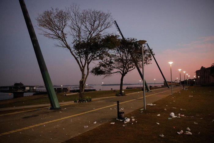 Intensa movimentação no domingo gerou lixo na manhã desta segunda