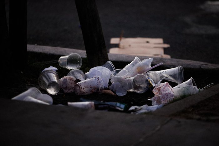 Copos plásticos eram alguns dos itens mais descartados na Orla