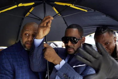Music artist R. Kelly (C) arrives at the Circuit Court of Cook County, Domestic Relations Division on March 6, 2019 in Chicago, Illinois. - Kelly denied allegations he sexually abused women and girls in his first public comments since being indicted last month. I didnt do this stuff. This not me, Kelly told CBS This Morning, saying he was fighting for his life in an interview to air Wednesday. Excerpts were released Tuesday. (Photo by JOSHUA LOTT / AFP)<!-- NICAID(13985547) -->
