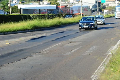 FARROUPILHA, RS, BRASIL, 27/02/2020. Trânsito - Buracos e estragos nas estradas - Blitz do Pioneiro para verificar o estado das rodovias que cercam Caxias do Sul. Desnível no asfalto próximo ao Km 61 da RS-122, em Farroupilha, em frente à Trombini. (Porthus Junior/Agência RBS)<!-- NICAID(14434224) -->