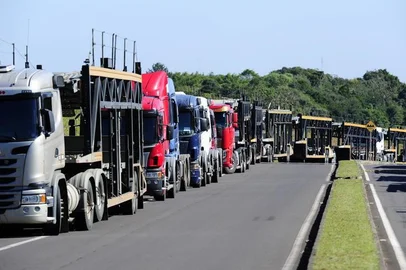 GRAVATAI, RS , BRASIL-13-05-2015- Produção de veiculos da GM, no patio da GM, devido ao impasse dos sengonheiros e transportadoras no aumento do frete.(RONALDO BERNARDI/AGENCIA RBS).