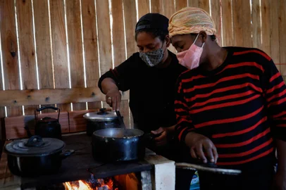 Porto Alegre, RS, Brasil - 05/07/2021 - Entidades promovem financiamento coletivo para a construção de cozinhas solidárias e fogão campeiro em ocupações de Porto Alegre. A primeira cozinha foi construída na Ocupação Império. Na imagem, Thais Regina Silveira de Menezes (Esquerda) e Lúcia Silva dos Santos (Direita). (Foto: Anselmo Cunha/Agência RBS)<!-- NICAID(14854928) -->