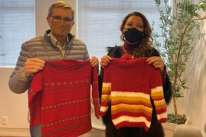 Iniciativa Tricot & Caridade vai beneficiar o projeto Mão Amiga. Na foto, frei Jaime Bettega e Iraci Ballardin Danile<!-- NICAID(14858916) -->