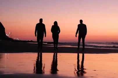 Clipe de Dias Reais, faixa de abertura do primeiro disco da Venetta - As 7 Barreiras , lançado em Dezembro de 2020<!-- NICAID(14858946) -->