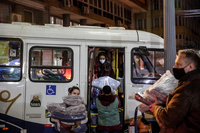 Equipes também entregam lonas e cobertores