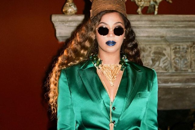 Beyoncé<!-- NICAID(14859648) -->