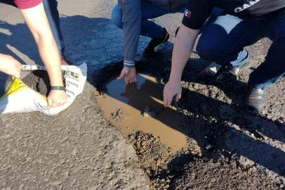 Vereadores de Caxias do Sul fazem operação tapa-buraco na RS-122, perto do posto da PRE, em Forqueta, no sentido Farroupilha-Caxias.<!-- NICAID(14862614) -->