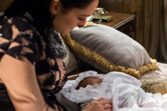 Anna ( Isabelle Drummond ) com sue bebê Vitória <!-- NICAID(14858894) -->